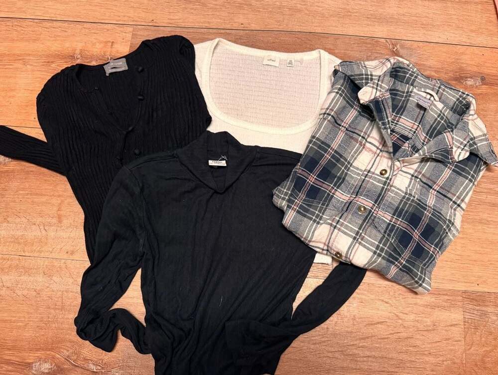 🔥 XS Bundle – 6 Tops | Carhartt, Urban Outfitters, Superdown & Aritzia $30